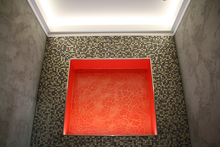 Roter Reißlack im Bad