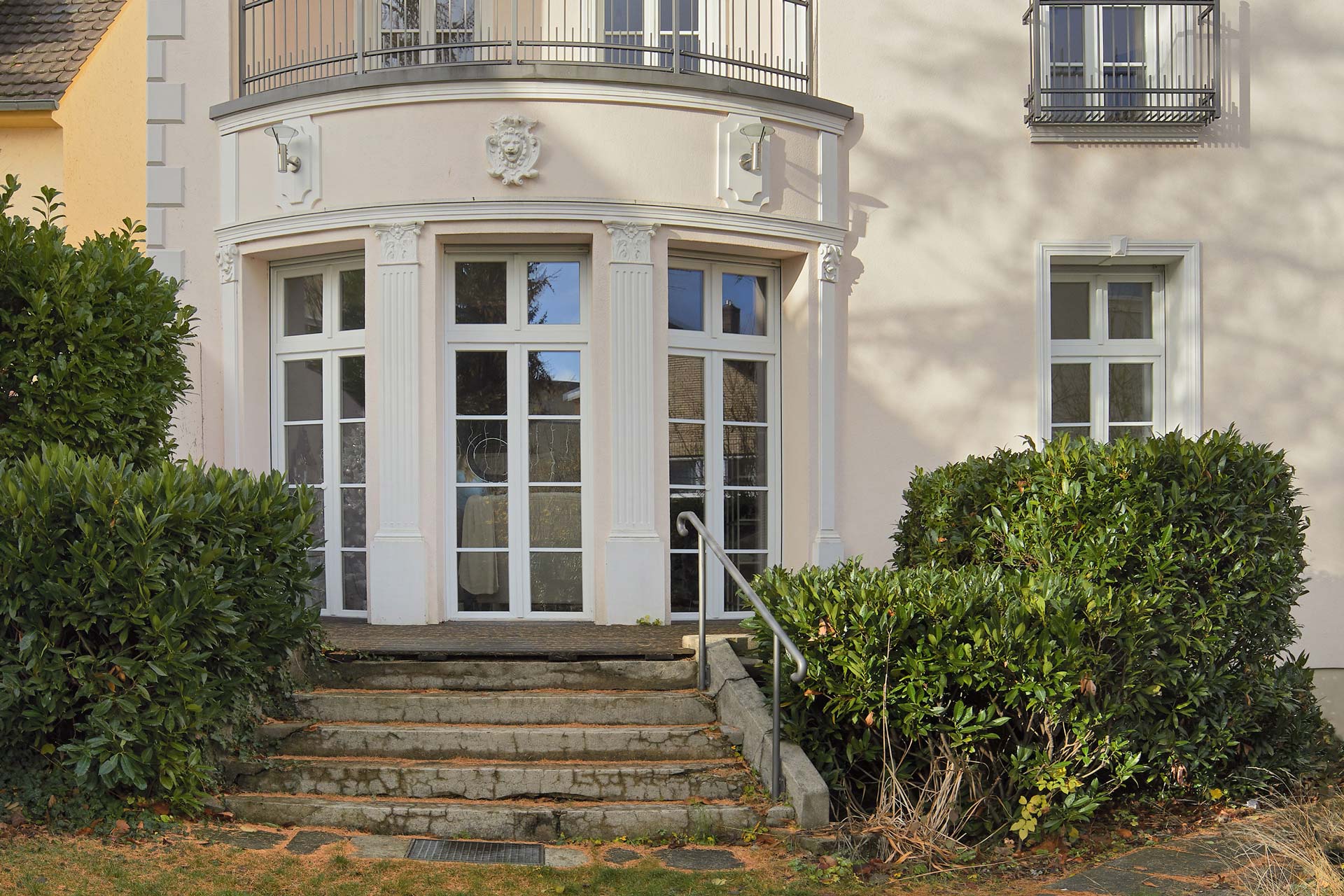 Fassade mit Stuckleisten