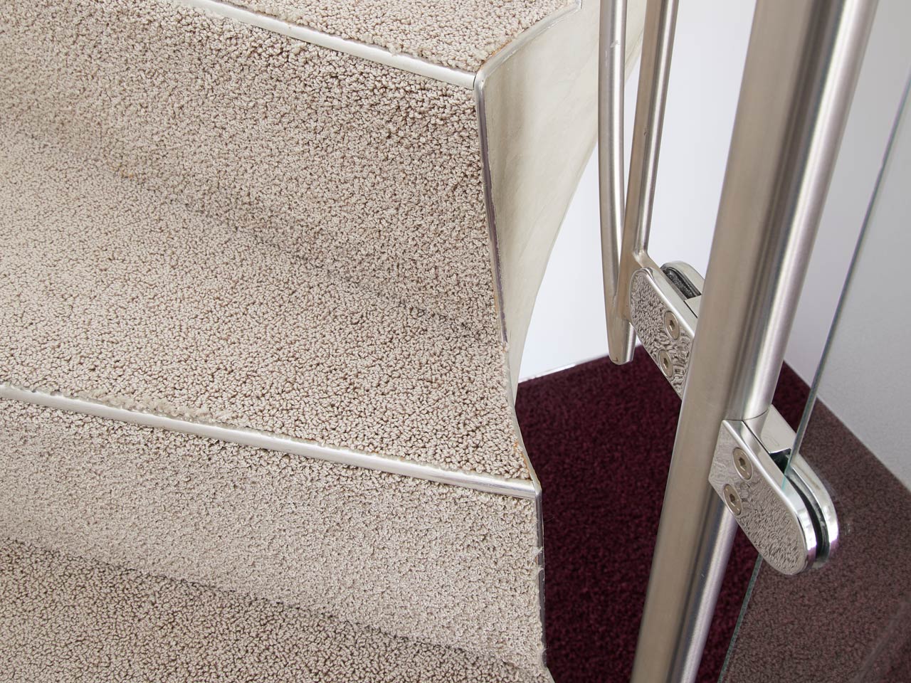 Teppichboden auf einer Treppe